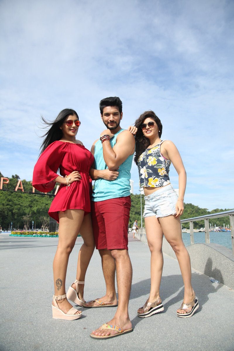 Chandrika Ravi, Gautham Karthik and Vaibhavi Shandilya in Iruttu Araiyil Murattu Kuththu. Gautham Karthik,Vaibhavi Shandilya,Iruttu Araiyil Murattu Kuththu,Iruttu Araiyil Murattu Kuththu stills,Iruttu Araiyil Murattu Kuththu pics,Iruttu Araiyil Murattu Kuththu hot pics,Iruttu Araiyil Murattu Kuththu hot images