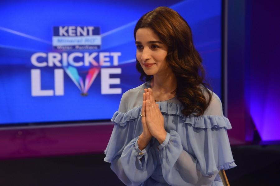 Alia Bhatt at Kent Cricket Live, Star Sports Studio. Alia Bhatt,Brett Lee,Aakash Chopra,Irfan Pathan,Erin Holland,Raazi,Alia Bhatt promotes Raazi,Raazi promotion,Kent cricket live,IPL 2018