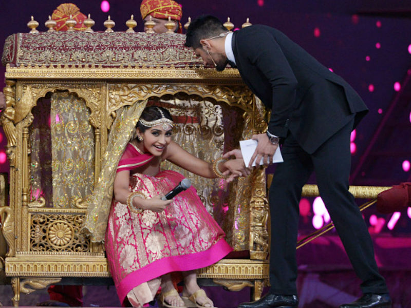 8) Sonam Kapoor and Siddharth Malhotra performing in Life ok screen awards 2015. Sonam Kapoor wedding,Sonam Kapoor marriage,Veere Di Wedding actress,Sonam Kapoor bride,Sonam Kapoor bride look,Sonam Kapoor bride look pics,Sonam Kapoor bride look images,sonam kapoor anand ahuja,Sonam Kapoor wedding pics,Sonam Kapoor wedding images,Sonam
