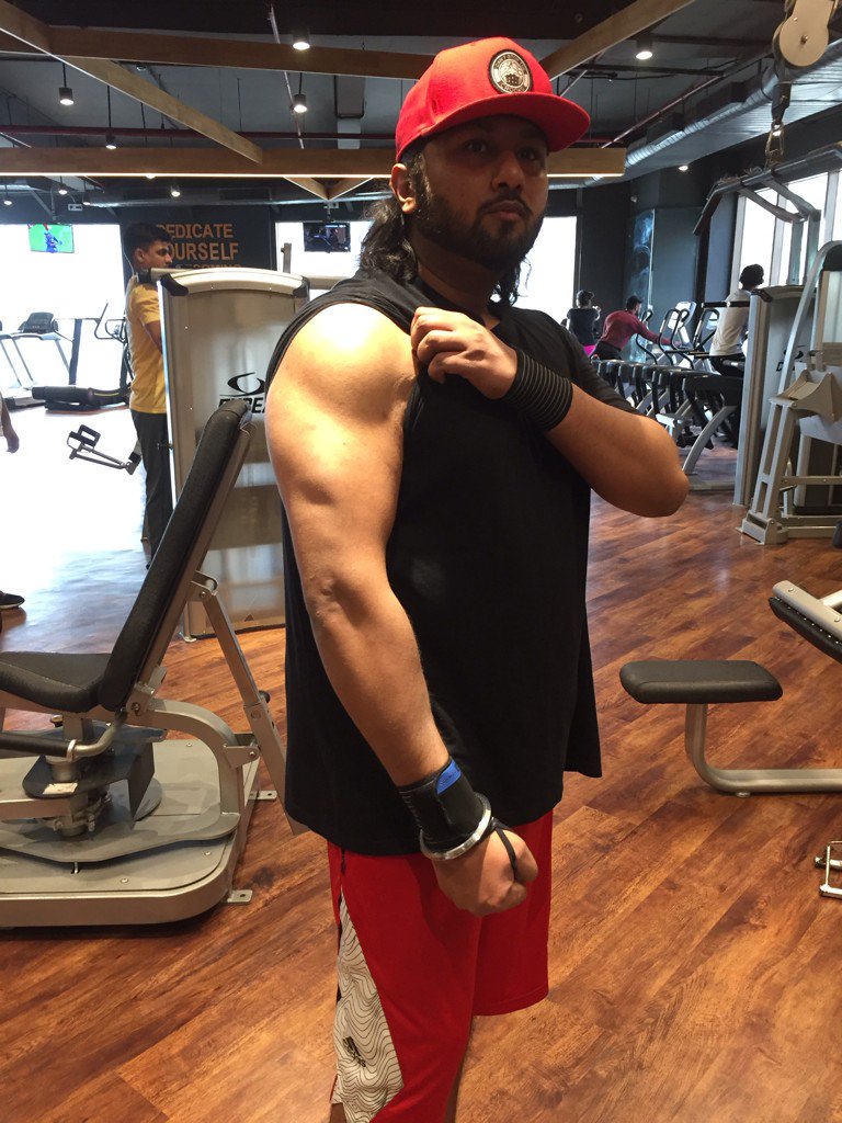 Yo Yo Honey Singh who made a perfect comeback this year with his two chartbuster songs 'Dil Chori' and 'Chhote Chhote Peg' is now also gearing up for his comeback video. The music maverick has hit the gym in order to get fit and build some really big muscles for his comeback video. The ace composer is shooting a big music video which will mark his video comeback. Honey Singh has posted an image of himself on his social media handle in which he is seen flaunting his pumped-up muscles straight from his work out session. The music sensation took to his twitter handle and posted the image captioning it,"Growing Bigger muscles for my comeback video! I am shooting a huge video, so mega look needed pls love n support". Yo Yo Honey Singh,Yo Yo Honey Singh fitness,Yo Yo Honey Singh video,Yo Yo Honey Singh workout,Yo Yo Honey Singh pics,Dil Chori,Chhote Chhote Peg