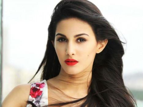 Birthdays are special moments, especially milestones. Model turned actress Amyra Dastur, who turns 25 today, has been a closed book. So far. On the occasion of the actress’s birthday, here are 4 things you didn’t know about her. 1. Amyra has an insane obsession when it comes to covering her feet. She wears socks 24/7 and hates any shoes/heels/flats that are open toed. The Telugu actress has even admitted to having worn socks a few times in the sea!