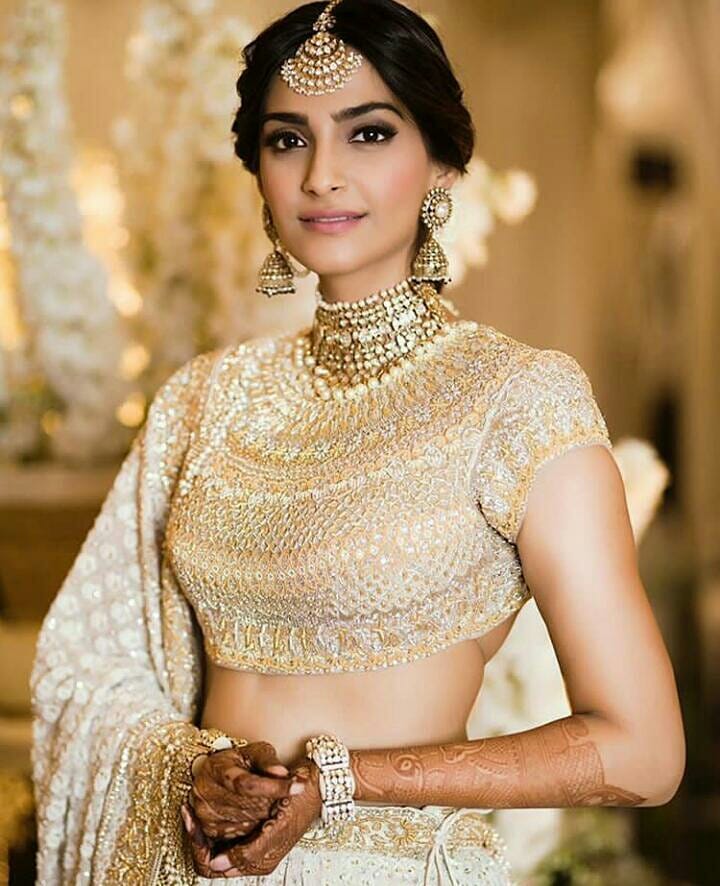 Sonam Kapoor And Anand Ahuja Look Beautiful At Their Sangeet Ceremony ...