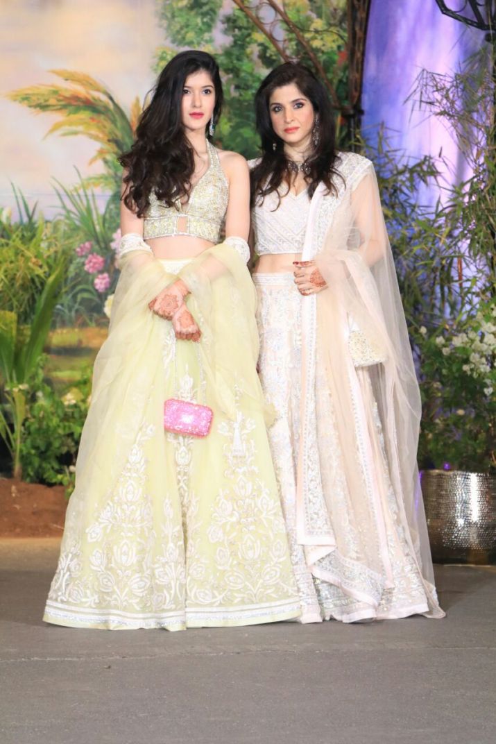 Maheep Kapoor with daughter Shanaya Kapoor arrive at the wedding reception of Sonam Kapoor and Anand Ahuja. Sonam Kapoor,Sonam Kapoor and Anand Ahuja,Sonam Kapoor and Anand Ahuja wedding reception,Sonam Kapoor and Anand Ahuja wedding reception pics,Sonam Kapoor wedding reception,Sonam Kapoor wedding reception pics