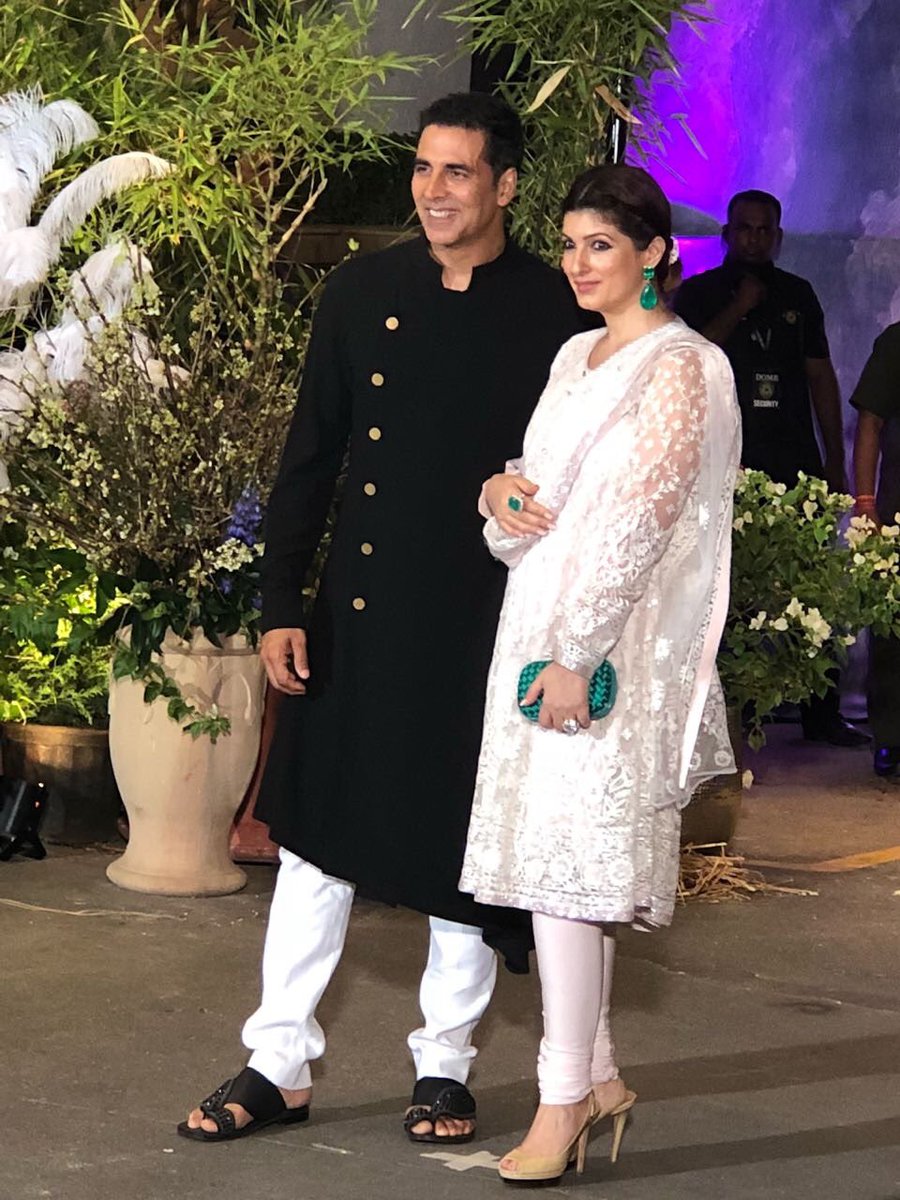 Akshay Kumar, Twinkle Khanna at Sonam Kapoor-Anand Ahuja's wedding reception. Sonam Kapoor,Sonam Kapoor and Anand Ahuja,Sonam Kapoor and Anand Ahuja wedding reception,Sonam Kapoor and Anand Ahuja wedding reception pics,Sonam Kapoor wedding reception,Sonam Kapoor wedding reception pics