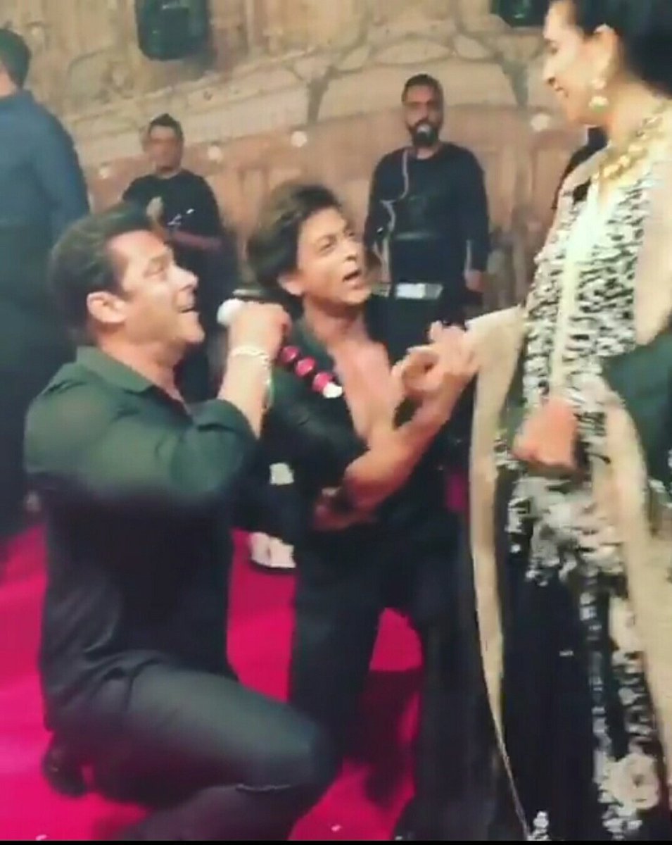 Shah Rukh and Salman made a late entry, but ensured they lived up the celebratory mood to the T. Salman Khan and Shah Rukh Khan,Salman Khan,Shah Rukh Khan,Race 3 actor,Sonam-Anand reception,Sonam-Anand reception pics,Anil Kapoor,Karan Arjun