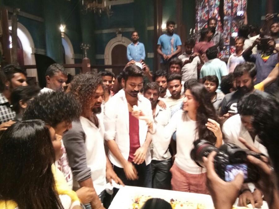 Sai Pallavi celebrates her by cutting cake with media. Sai Pallavi,Sai Pallavi birthday,Sai Pallavi birthday celebration,Sai Pallavi birthday celebration pics,Sai Pallavi birthday celebration images,Dhanush,Maari 2,Dhanush Maari 2,Sai Pallavi Maari 2