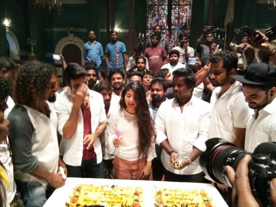 Sai Pallavi cuts the cake and posed for the photographers. Sai Pallavi,Sai Pallavi birthday,Sai Pallavi birthday celebration,Sai Pallavi birthday celebration pics,Sai Pallavi birthday celebration images,Dhanush,Maari 2,Dhanush Maari 2,Sai Pallavi Maari 2