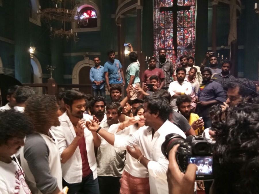 Maari 2 team celebrates actress Sai Pallavi birthday. Sai Pallavi,Sai Pallavi birthday,Sai Pallavi birthday celebration,Sai Pallavi birthday celebration pics,Sai Pallavi birthday celebration images,Dhanush,Maari 2,Dhanush Maari 2,Sai Pallavi Maari 2