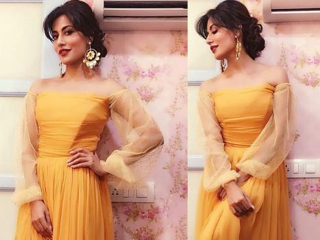 With the wedding season having hit its peak and temperatures soaring high, Chitrangada Singh showcases how to put your best foot forward at occasion while beating the heat. With minimal makeup and fuss-free dressing, Chitrangada presents two festive looks. One has the actress dressed up while keeping up with the summer heat, another look showcases Chitrangda donning a breezy Sunshine gown. She wore a Swatee Singh label, Yellow pleated dress with full net sleeves which was a lightweight dress to be carried in this hot summer.