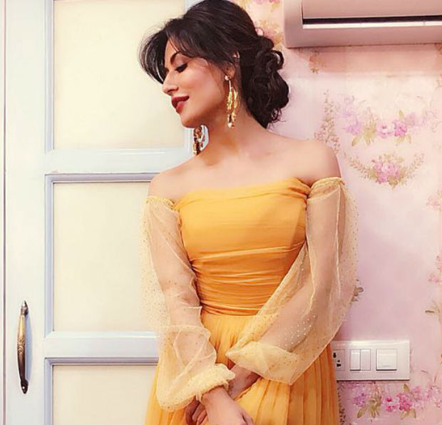 Her next outfit is perfect for any of the wedding occasions with subtle shades. The lehenga was an Anushree reddy creation with pastel colors. It was a golden colored patterned blouse with a plain pink Ghaghra along with a net studded mint green dupatta. Chitrangada Singh,Chitrangada Singh wedding,Chitrangada Singh wedding dress,Chitrangada Singh summer dress,Chitrangada Singh pics,Chitrangada Singh images