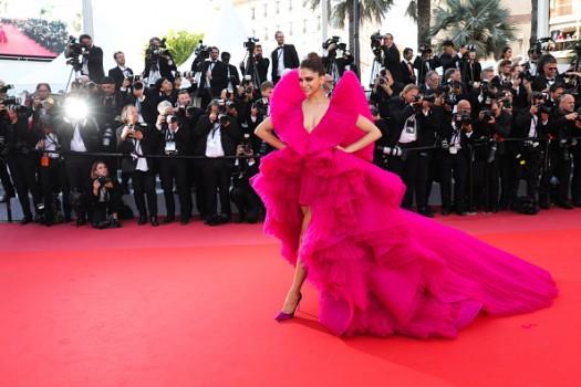 Deepika's second look at the red carpet as L'Oreal Paris brand ambassador, made heads turn as she stepped out in an elaborate shocking pink feathered jumpsuit by Ashi Studio Couture. She upstaged her look by teaming it with emerald stone Chopard jewels and a neat braided bun. For her look, she went with light smokey eyes and a nude lip, keeping the rest of the make-up luminescent. 