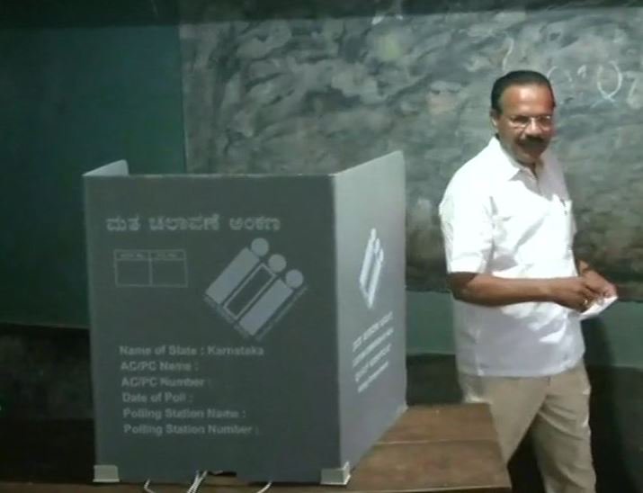 Union Minister & BJP leader Sadananda Gowda casts his vote in Puttur. Karnataka Assembly Election 2018,Karnataka Assembly Election,Karnataka Assembly Election 2018 pics,Deve Gowda,Yeddyurappa,Sadananda Gowda