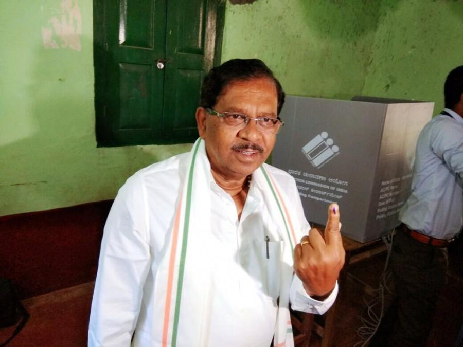 Dr. G Parameshwara casted his vote at Heggere Primary School, Tumakuru Assembly Constituency. Karnataka Assembly Election 2018,Karnataka Assembly Election,Karnataka Assembly Election 2018 pics,Deve Gowda,Yeddyurappa,Sadananda Gowda