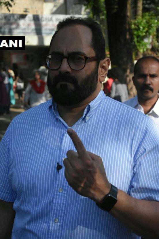 BJP MP Rajeev Chandrasekhar casts his vote at Karnataka Reddyjana Sangha in Bengaluru's Koramangala. Karnataka Assembly Election 2018,Karnataka Assembly Election,Karnataka Assembly Election 2018 pics,Deve Gowda,Yeddyurappa,Sadananda Gowda