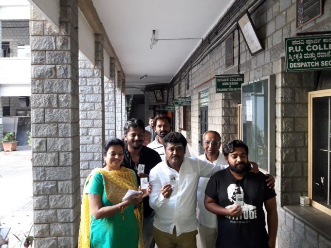 Kannada actor and Yeshwanthpura constituency BJP candidate Jaggesh voted in malleshwaram with his wife Parimala Jaggesh. Karnataka Assembly Election 2018,Karnataka Assembly Election,Karnataka Assembly Election 2018 pics,Deve Gowda,Yeddyurappa,Sadananda Gowda