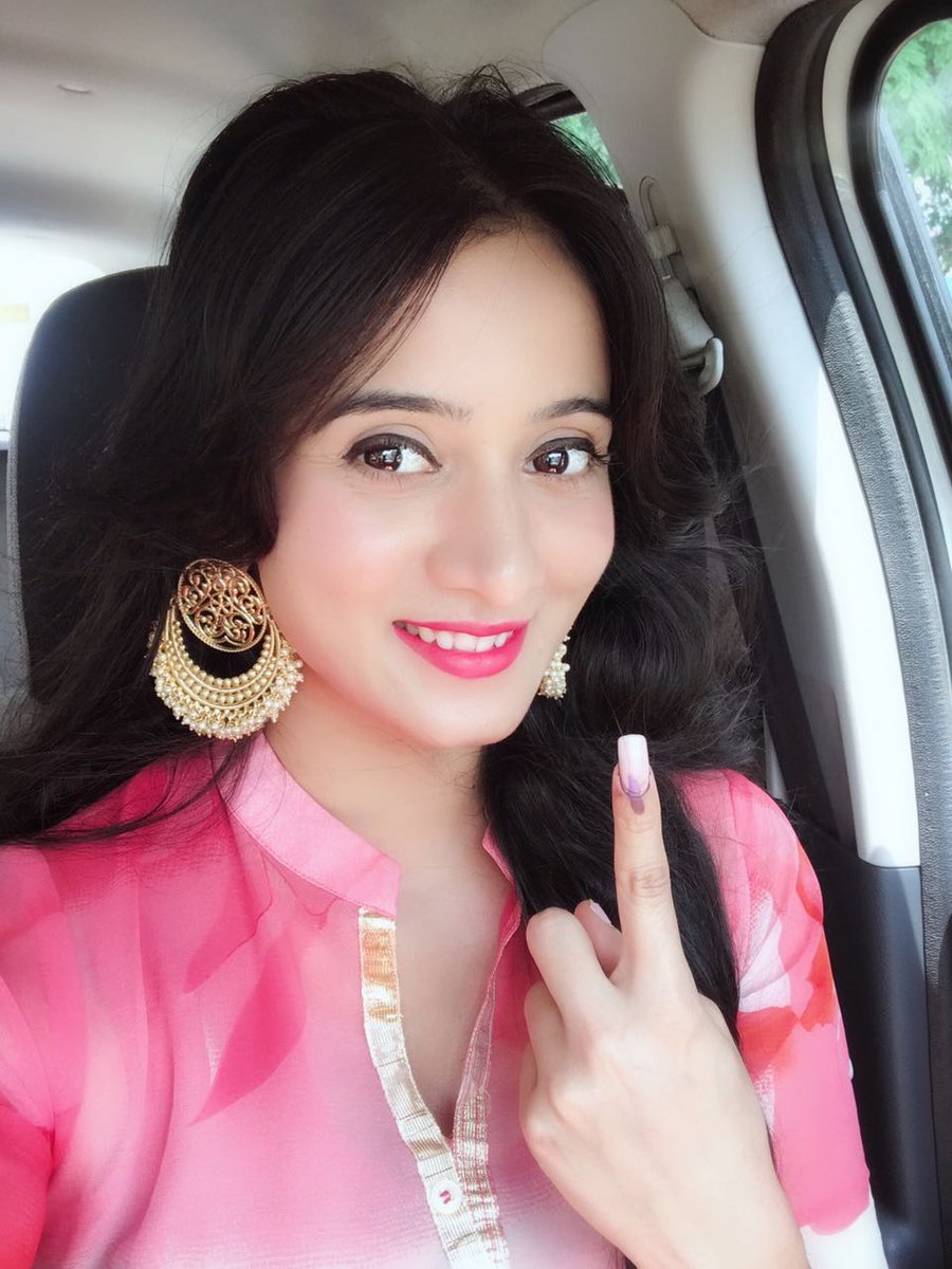 Harshika Poonacha casted her vote. Harshika Poonacha,Pranitha Subhash,Rahul Dravid,Upendra,Ramesh,Srujan Lokesh,Karnataka Assembly Election 2018,Karnataka Assembly Election,celebs votes for Karnataka Assembly Election 2018,celebs votes for Karnataka Assembly Election