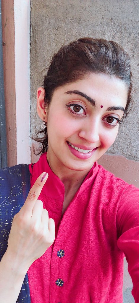 Pranitha Subhash casted her vote. Harshika Poonacha,Pranitha Subhash,Rahul Dravid,Upendra,Ramesh,Srujan Lokesh,Karnataka Assembly Election 2018,Karnataka Assembly Election,celebs votes for Karnataka Assembly Election 2018,celebs votes for Karnataka Assembly Election