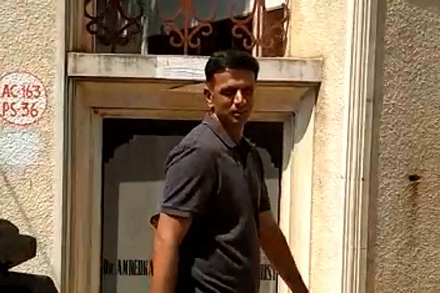 Rahul Dravid casted his vote. Harshika Poonacha,Pranitha Subhash,Rahul Dravid,Upendra,Ramesh,Srujan Lokesh,Karnataka Assembly Election 2018,Karnataka Assembly Election,celebs votes for Karnataka Assembly Election 2018,celebs votes for Karnataka Assembly Election