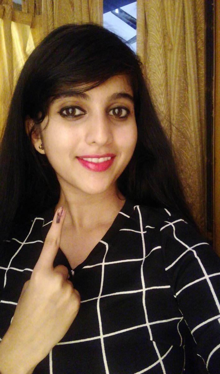 Niveditha Gowda casted her first vote. Harshika Poonacha,Pranitha Subhash,Rahul Dravid,Upendra,Ramesh,Srujan Lokesh,Karnataka Assembly Election 2018,Karnataka Assembly Election,celebs votes for Karnataka Assembly Election 2018,celebs votes for Karnataka Assembly Election