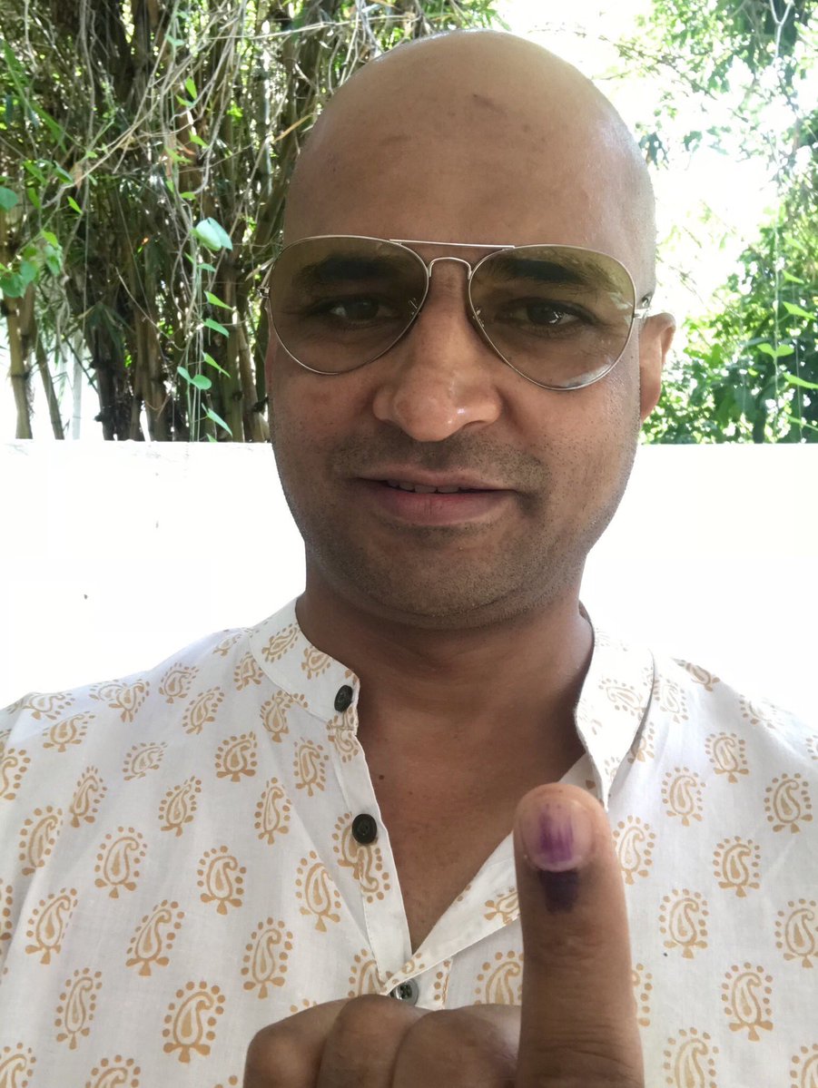 Indrajit Lankesh casted his vote. Harshika Poonacha,Pranitha Subhash,Rahul Dravid,Upendra,Ramesh,Srujan Lokesh,Karnataka Assembly Election 2018,Karnataka Assembly Election,celebs votes for Karnataka Assembly Election 2018,celebs votes for Karnataka Assembly Election