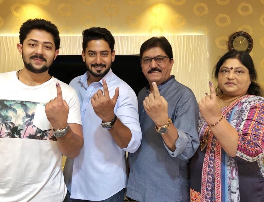 Devaraj family goes to vote! Harshika Poonacha,Pranitha Subhash,Rahul Dravid,Upendra,Ramesh,Srujan Lokesh,Karnataka Assembly Election 2018,Karnataka Assembly Election,celebs votes for Karnataka Assembly Election 2018,celebs votes for Karnataka Assembly Election