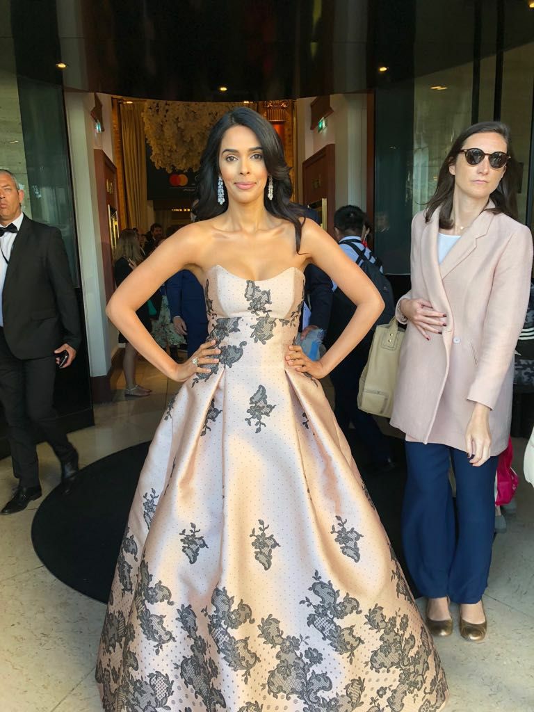 Mallika who is on a mission to highlight and spread awareness about the issue of child prostitution and trafficking at Cannes has surely got people to take notice of the problem with her ravishing and brilliant looks at the festival. Mallika Sherawat,actress Mallika Sherawat,Mallika Sherawat at Cannes,Mallika Sherawat Cannes,Mallika Sherawat Cannes pics,Mallika Sherawat Cannes images