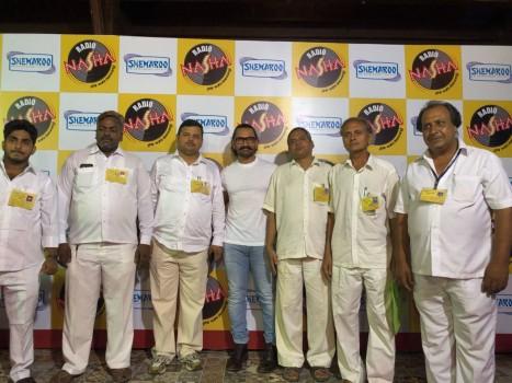 Aamir Khan, who recently completed 30 glorious years in Bollywood with Qayamat se Qayamat Tak, attended a special screening of his debut film. The screening was held amidst fans and the entire cast of  Qayamat se Qayamat Tak. Interestingly, a group of taxi drivers were invited too for the screening.  Aamir invited Taxi drivers to join the screening, as they proved to be a pivotal part of his debut film. 30 years down the line, Aamir still remembers the special gesture. The actor not just invited the Taxi drivers but also went ahead to have an informal chat with them clicked pictures and signed autographs. It was indeed a sweet gesture by Aamir Khan to greet the taxi drivers and thank them for the support which eventually made him a superstar.