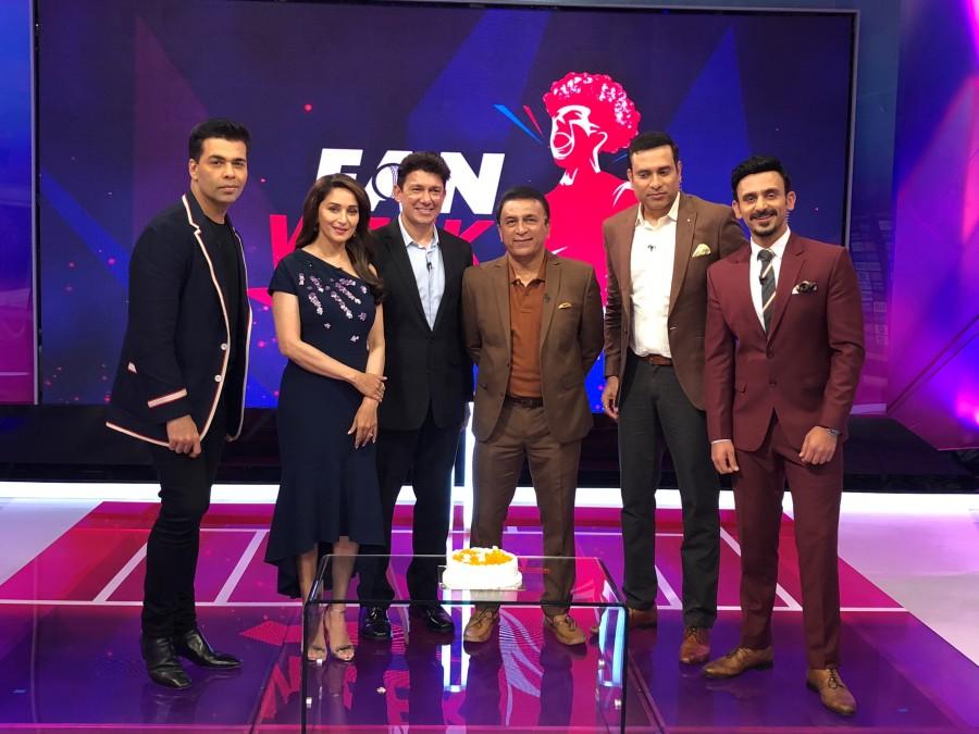 Madhuri Dixit celebrates her birthday with Dr. Nene, Karan Johar, Suni Gavaskar, VVS Laxman and Jatin Sapru. Madhuri Dixit birthday,Madhuri Dixit birthday celebration,Madhuri Dixit birthday celebration pics,Madhuri Dixit birthday celebration images,Karan Johar,Dr.Nene,Sunil Gavaskar,VVS Laxman