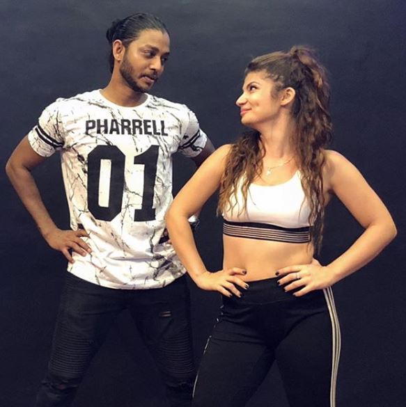 Be it Tv celebs or Bollywood celeb they never leave a chance to groove over the songs. Last seen was 'Beat Pe Booty' which went viral from Tv celeb Divyanka Tripathi to Big screen Hrithik Roshan. Looks like this new music single of BADAL is taking celebs on a ride. Melvin Luis the Bollywood choreographer and Prem Ratan Dhan Payo fame Ashika who played Salman's sibling is tripping over this new music single of Badal's Trip. Looks like this chain will go on in the town from TV to Bollywood celebrity. Gauhar Khan,BFF Melvin Luis,TV fame Aashika Bhatia,Aashika Bhatia