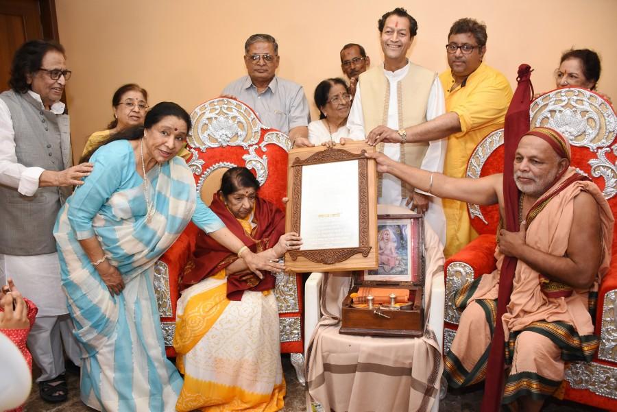 Bharat Ratna Lata Mangeshkar is one of the most respected and revered playback singers of India, having recorded songs for over a thousand Hindi films and in over 36 regional Indian and foreign languages. Besides, being the recipient of three National Film Awards, 12 Bengal Film Journalist's Association Awards, 4 Filmfare Best Female Playback Awards, 2 Filmfare Special Awards, Filmfare Lifetime Achievement Award and the Dadasaheb Phalke Award and the Officer of the Legion of Honour Award (France's highest civilian award) among many others, honours and awards are commonplace for this legend. Yet, Lata Mangeshkar is touched when she is respected and honoured when Shrimad Jagatguru Shankaracharya Param Pujya Vidyanarsimha Bharati Swami of Math at Karvir, Kolhapur, chose to honour her with the 'Swara Mauli' title and conferred the same to her at her Prabhu Kunj residence in Mumbai on May 12. Bharat Ratna Lata Mangeshkar,Lata Mangeshkar,Swara Mauli award,Swara Mauli,Lata Mangeshkar Swara Mauli award
