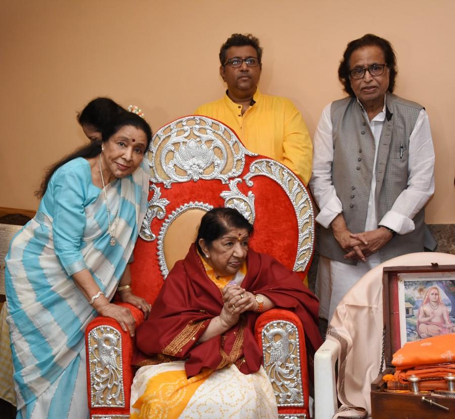 Lata Mangeshkar, Asha Bhosle, Adinath Mangeshkar and Hridaynath Mangeshkar at Lata Mangeshkar's felicitation by the Karvir Pith Shankaracharya. Bharat Ratna Lata Mangeshkar,Lata Mangeshkar,Swara Mauli award,Swara Mauli,Lata Mangeshkar Swara Mauli award