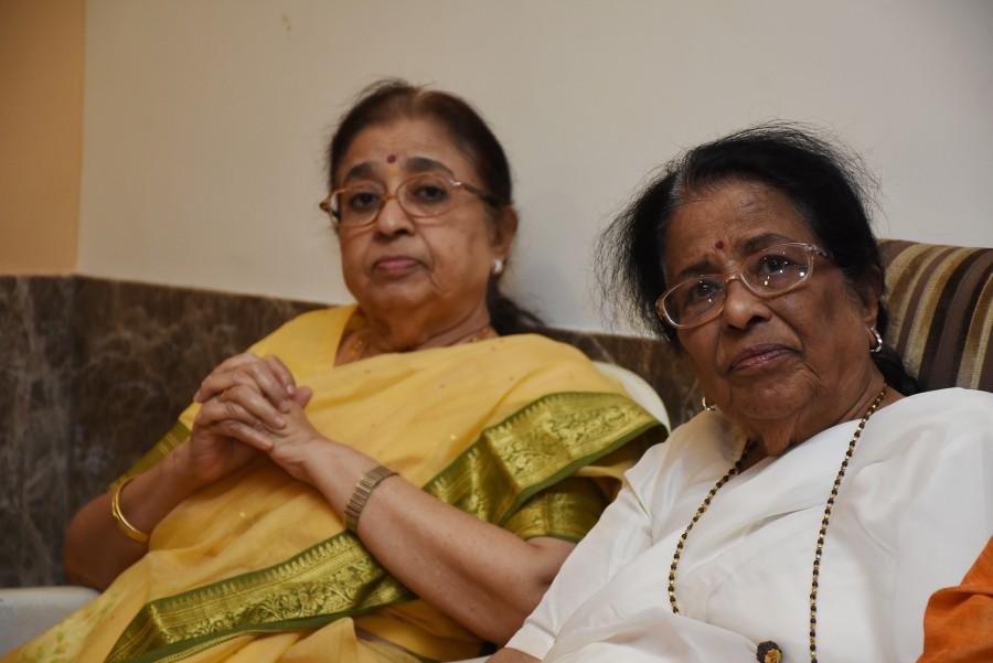 Usha Mangeshkar and Meena Mangeshkar at Lata Mangeshkar's felicitation by the Karvir Pith Shankaracharya Bharat Ratna Lata Mangeshkar,Lata Mangeshkar,Swara Mauli award,Swara Mauli,Lata Mangeshkar Swara Mauli award