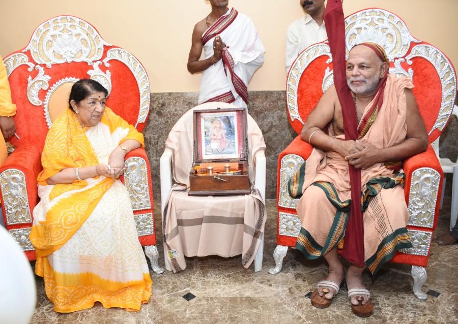 Lata Mangeshkar's felicitation by the Karvir Pith Shankaracharya at Prabhu Kunj. Bharat Ratna Lata Mangeshkar,Lata Mangeshkar,Swara Mauli award,Swara Mauli,Lata Mangeshkar Swara Mauli award