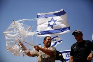Kites fly over Gaza protests,Gaza protests,Palestinian protesters,Israeli soldiers