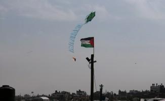 Kites fly over Gaza protests,Gaza protests,Palestinian protesters,Israeli soldiers
