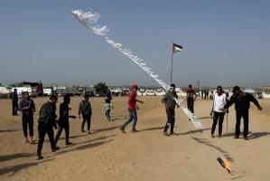 Kites fly over Gaza protests,Gaza protests,Palestinian protesters,Israeli soldiers