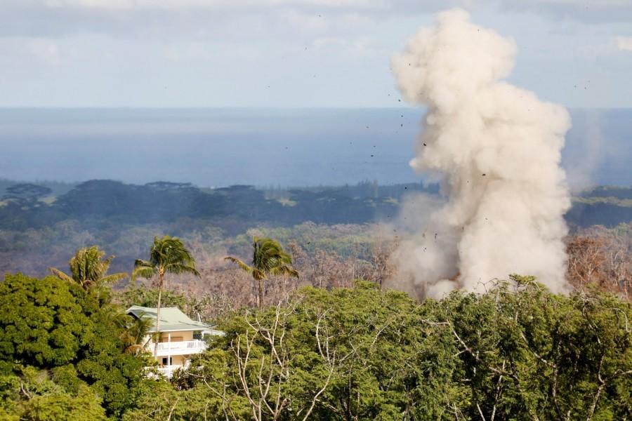 Smoke and lava erupt from a fissure near a home on the outskirts of Pahoa during ongoing eruptions of the Kilauea Volcano in Hawaii, U.S., May 14, 2018. Hawaiian volcano,Hawaiian volcano pics,Hawaiian volcano images