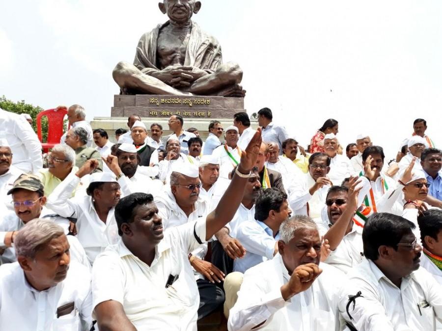 Among the leaders protesting were former Chief Minister Siddaramaiah, Congress General Secretary K.C. Venugopal and senior Congress leader Ghulam Nabi Azad, along with several newly-elected legislators from both the Congress and JD-S. Speaking to reporters, Siddaramaiah said: "Yeddyurappa first needs to furnish the list proving his majority in the House." Congress,JD-S protest,Congress protest,JD-S protest,Yeddyurappa,BS Yeddyurappa,Siddaramaiah,Deve Gowda,Kumaraswamy,Narendra Modi