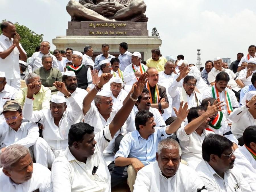 JD-S supremo H.D. Deve Gowda also joined the protest. The party's state president H.D. Kumaraswamy attacked Prime Minister Narendra Modi's government for "demolishing" the democracy. Congress,JD-S protest,Congress protest,JD-S protest,Yeddyurappa,BS Yeddyurappa,Siddaramaiah,Deve Gowda,Kumaraswamy,Narendra Modi