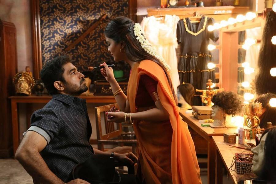 Vijay Antony's Kaali movie images. Vijay Antony,Anjali,Sunaina,Kaali movie stills,Kaali movie pics,Kaali movie images,Kaali movie photos,Kaali review,Kaali movie review,Kaali box office,Kaali box office collection