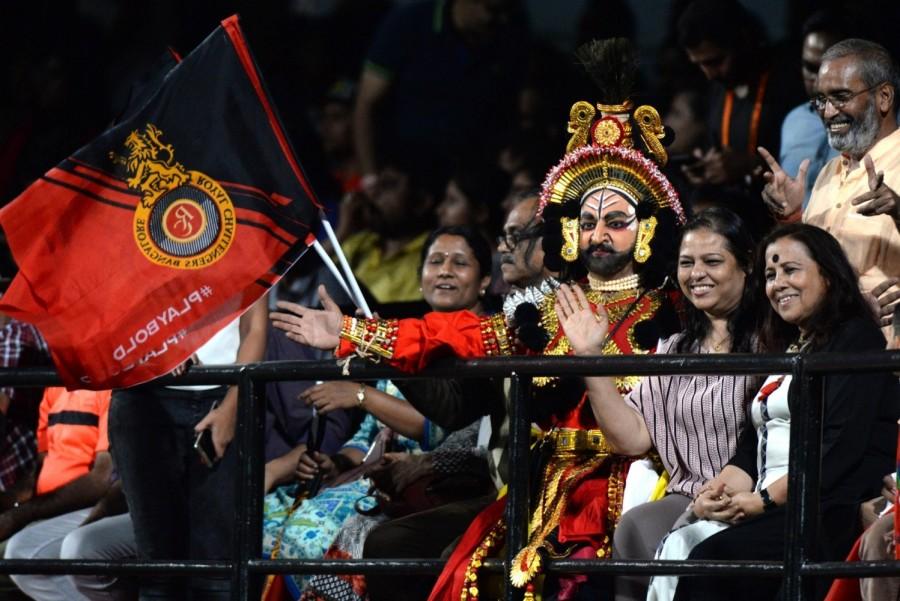 Brief Scores: Royal Challengers Bangalore 218/6 (AB de Villiers 69, Moeen Ali 65; Rashid Khan 3/27) beat Sunrisers Hyderabad 204/3 (Kane Williamson 81, Manish Pandey 62 not out; Moeen Ali 1/21) by 14 runs. Royal Challengers Bangalore,Sunrisers Hyderabad,RCB beats SRH,Kane Williamson,Manish Pandey,Virat Kohli,Indian Premier League,Indian Premier League 2018,Ipl 2018