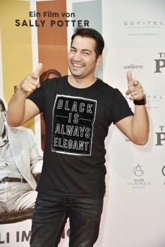 T-shirts with stale slogans: Stale joke on your t-shirt is one of the serious fashion crimes. It's not a good way to attract women's attention.