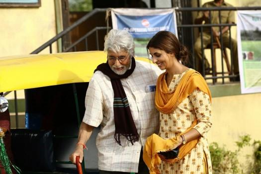 Megastar Amitabh Bachchan and his daughter Shweta Bachchan-Nanda took an auto-rickshaw ride to go for work. 