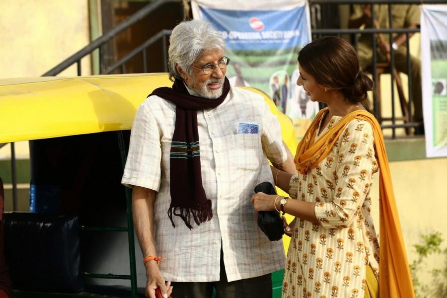 Amitabh is seen holding a walking stick and speaking to his daughter Shweta Bachchan. Amitabh Bachchan,Amitabh Bachchan daughter,Amitabh Bachchan twitter followers,Shweta Bachchan-Nanda,Shweta Bachchan,Amitabh Bachchan with daughter,Amitabh Bachchan pics,Amitabh Bachchan images