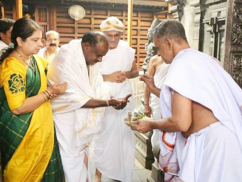 Kumaraswamy will take oath at 4.30 p.m. on Wednesday in front of the Secretariat (Vidhan Soudha) here in the presence of Sonia Gandhi, Rahul Gandhi, and Delhi and Kerala Chief Ministers Arvind Kejriwal and Pinarayi Vijayan respectively. Kumaraswamy,hd kumaraswamy,Kumaraswamy at Dharmasthala,Kumaraswamy swearing-in,hd kumaraswamy swearing-in ceremony,Kumaraswamy seeks blessings
