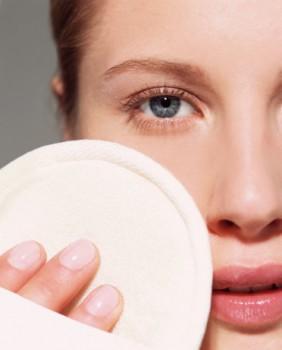 1. Baking soda can reduce dark circles. Mix some baking soda with hot water or tea. Soak two cotton pads in this mixture and place them over the eyes. You can wash the face after 10 minutes. Apply some moisturizer. You will see the result if you repeat the process daily.