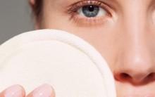 1. Baking soda can reduce dark circles. Mix some baking soda with hot water or tea. Soak two cotton pads in this mixture and place them over the eyes. You can wash the face after 10 minutes. Apply some moisturizer. You will see the result if you repeat the process daily.