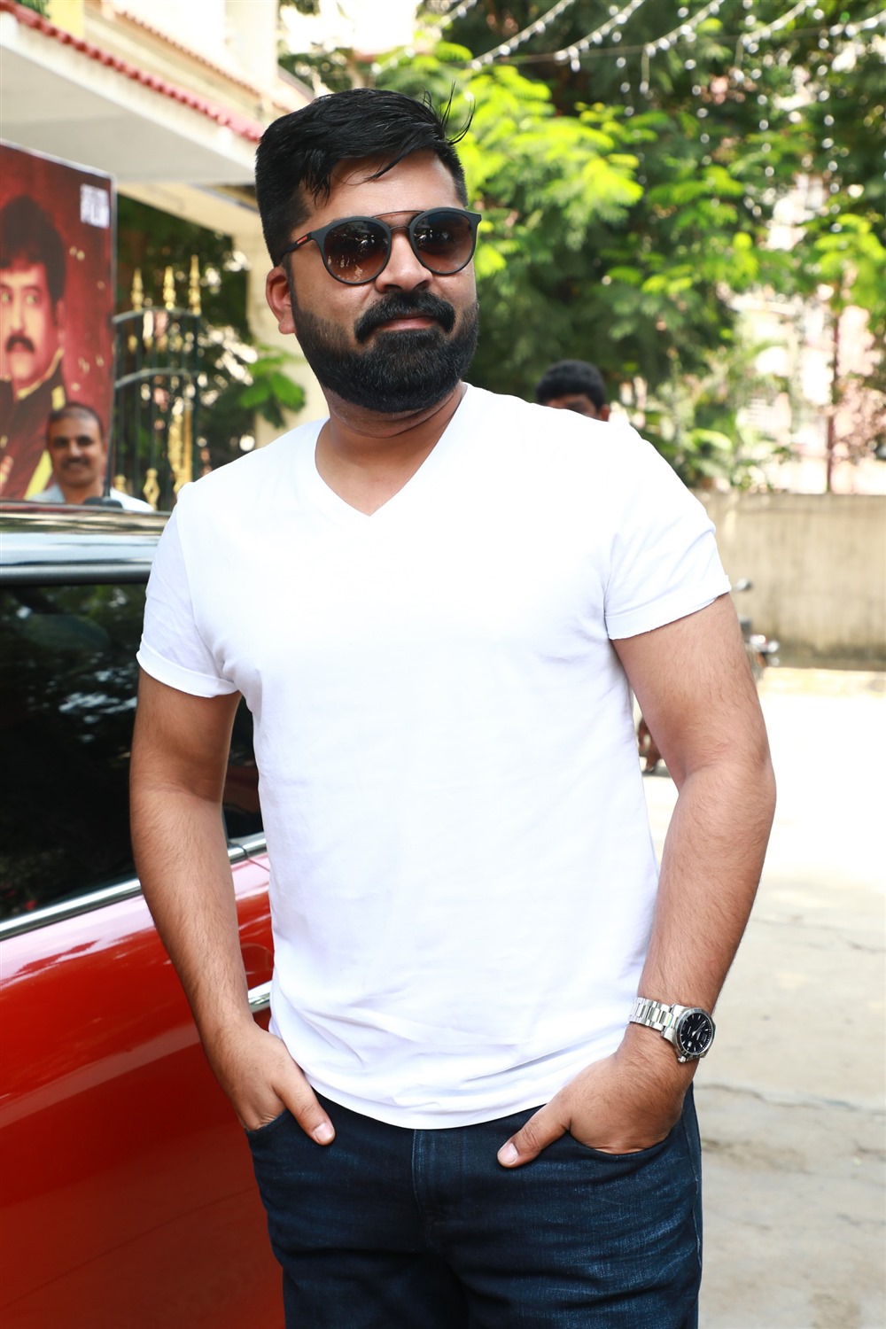 simbu poses cameras during ezhumin trailer launch