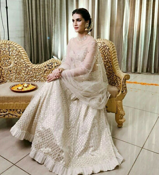 Kriti wore a Monika Nidhii embellished creation in ivory featuring an opulent lehenga, a strappy blouse, and sheer dupatta. She upped the look with a braided bun adorned with a gajra, she wore a pearl and kundan choker, matching earrings with the necklace. She topped off the look with intense eyes, bright lips and blushed cheeks and red lipstick. Kriti Sanon,Kriti Sanon traditional outing,Kriti Sanon traditional dress,Kriti Sanon saree,Kriti Sanon hot pics,Kriti Sanon hot images,Diljit Dosanjh,Housefull 4,Panipat