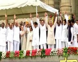 Kumaraswamy swearing-in,hd kumaraswamy swearing-in ceremony,Kumaraswamy,HD Kumaraswamy,sonia gandhi,Rahul Gandhi,Mamata Banerjee,Pinarayi Vijayan,Chandrababu Naidu,Arvind Kejriwal